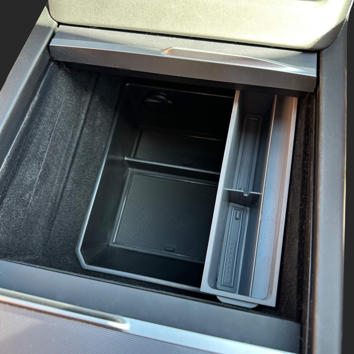 Solglasögonhållare i bilens mittkonsol, designad för att passa Tesla-modeller.