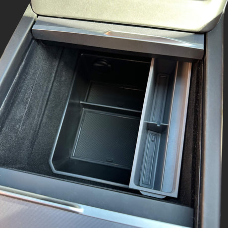 Solglasögonhållare i bilens mittkonsol, designad för att passa Tesla-modeller.