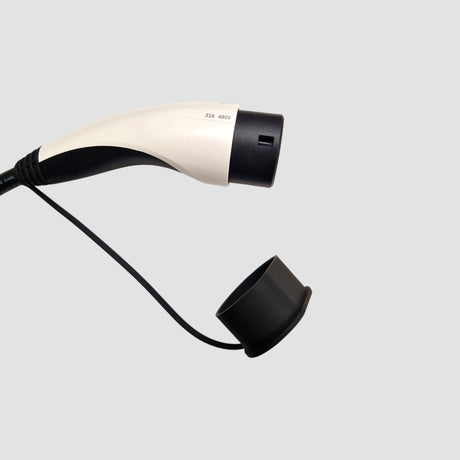 Närbild av Type 2 laddkabelkontakt med skyddslock och GCG MAX-logotyp.