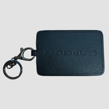 Model 3 kortinnehavare med en nyckelring monterad.