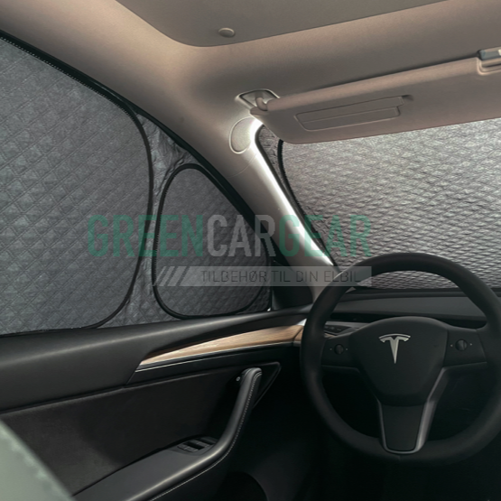 Avtäckt fönster i en Tesla Model Y