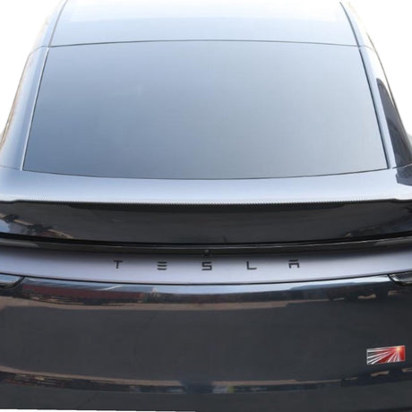 Monterad Pro-spoiler på Tesla Model Y Juniper – elegant integrerad och följer bilens linjer.