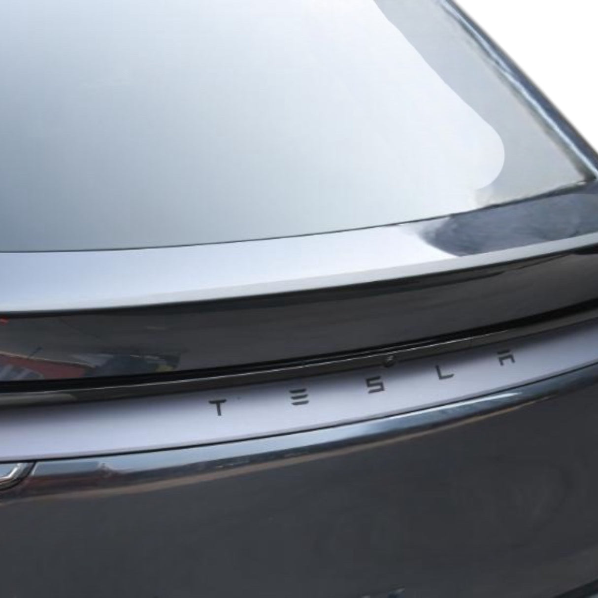 sned vinkel av Performance-spoiler monterad på Model Y Juniper – sportigt uttryck