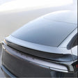 Tesla Model Y Juniper med monterad Performance-spoiler sedd bakifrån