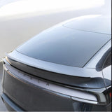 Tesla Model Y Juniper med monterad Performance-spoiler sedd bakifrån