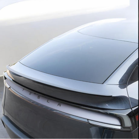 Tesla Model Y Juniper med monterad Performance-spoiler sedd bakifrån