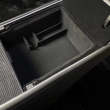 Förvaringsbox för armstöd i svart med fackindelning för Tesla Model Y.