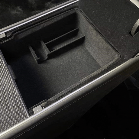 Förvaringsbox för armstöd i svart med fackindelning för Tesla Model Y.