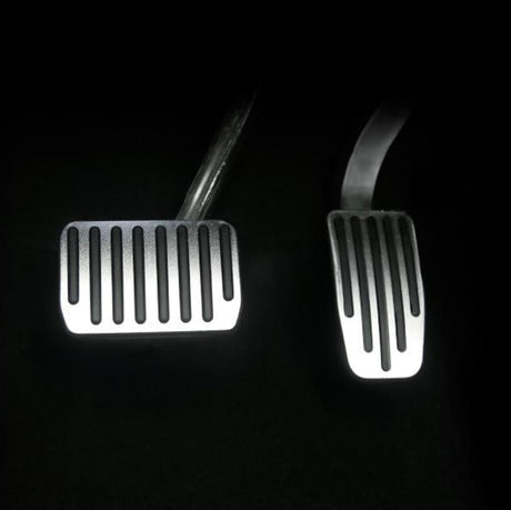 svart bild på aluminiumspedaler till Tesla