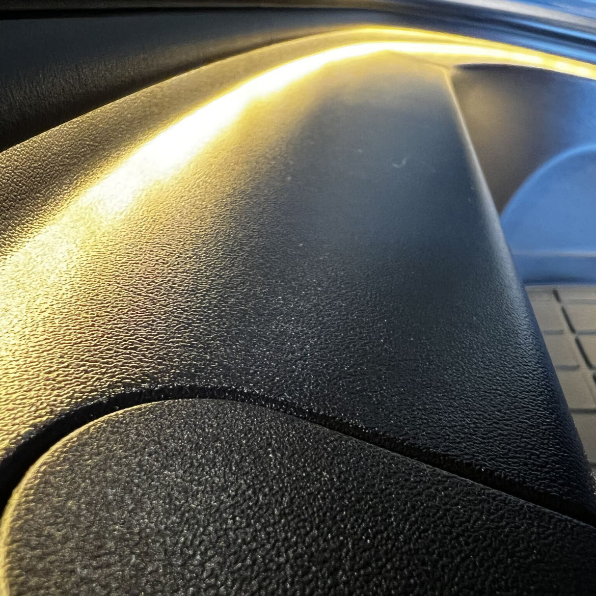 LED-ljusslinga monterad i frunken på en Tesla Model 3/Y.