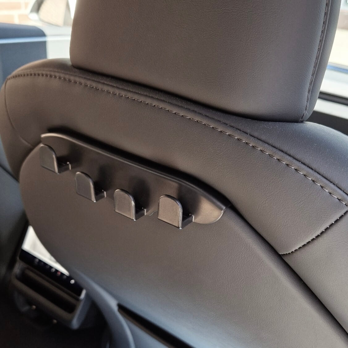 Enkel montering av krok på framsätets ryggstöd – perfekt för förvaring i Tesla