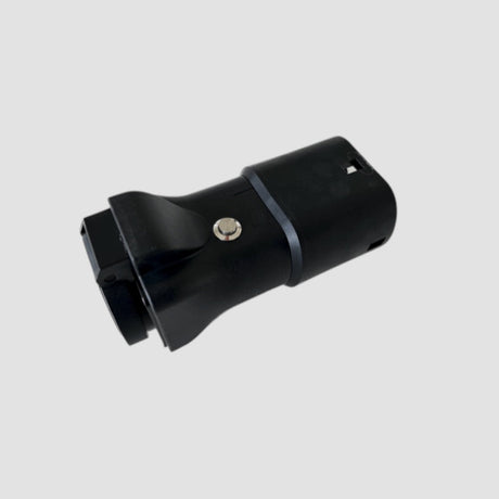 Svart V2L-adapter med typ 2-ingång och 230V-uttag