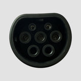 Närbild av en V2L-adapter för elbilar som visar kontakten.