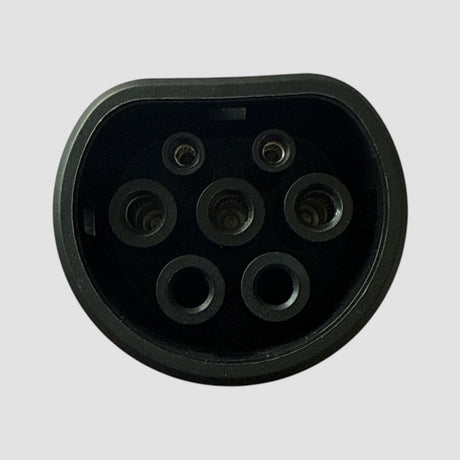 Närbild av en V2L-adapter för elbilar som visar kontakten.