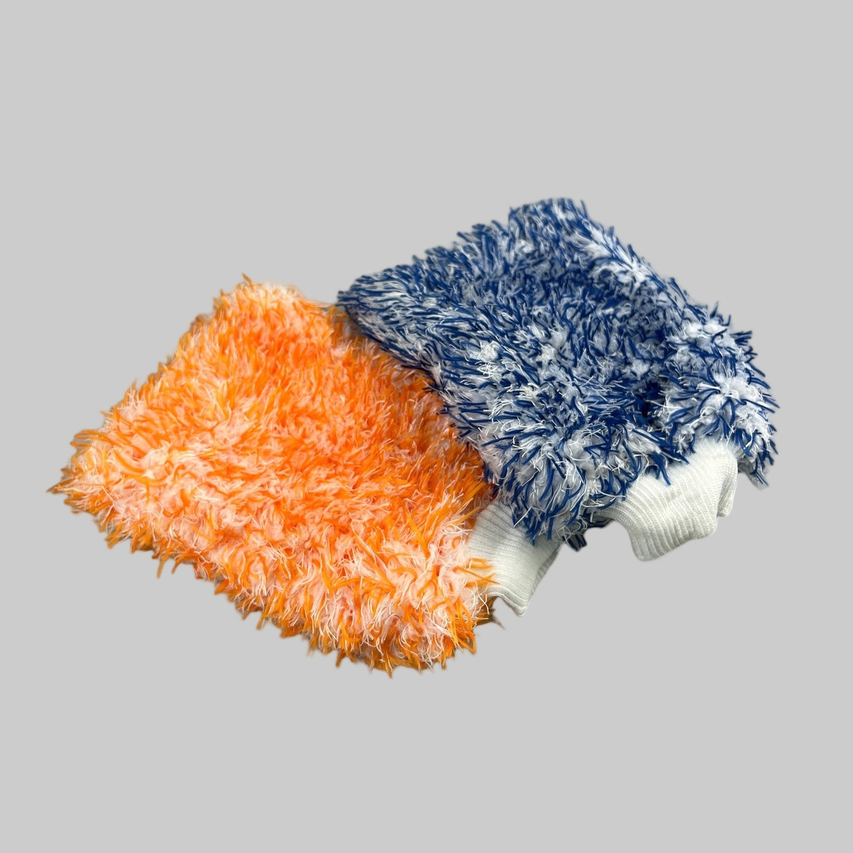 En orange och blå tvätthandske