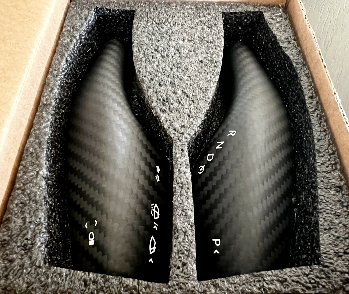 Cover till arm i äkta kolfiber – Passar till Tesla Model 3/Y