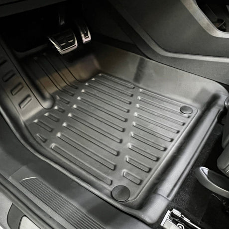 Mattset för Audi Q4 e-tron som är placerat vid förarsidan i bilen