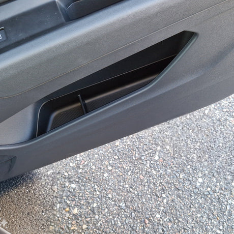 dörrfickor för en Audi Q4 eller en Audi Q5. Den är monterad i dörren och har en svart färg.