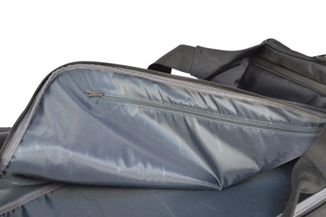 Detalj av en öppen Car-Bags sportväska med dragkedjeficka för organiserad förvaring.