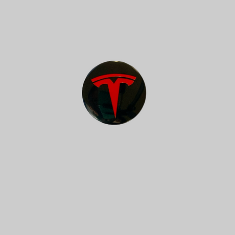 Navkapsel med matt look och en röd Tesla-logotyp