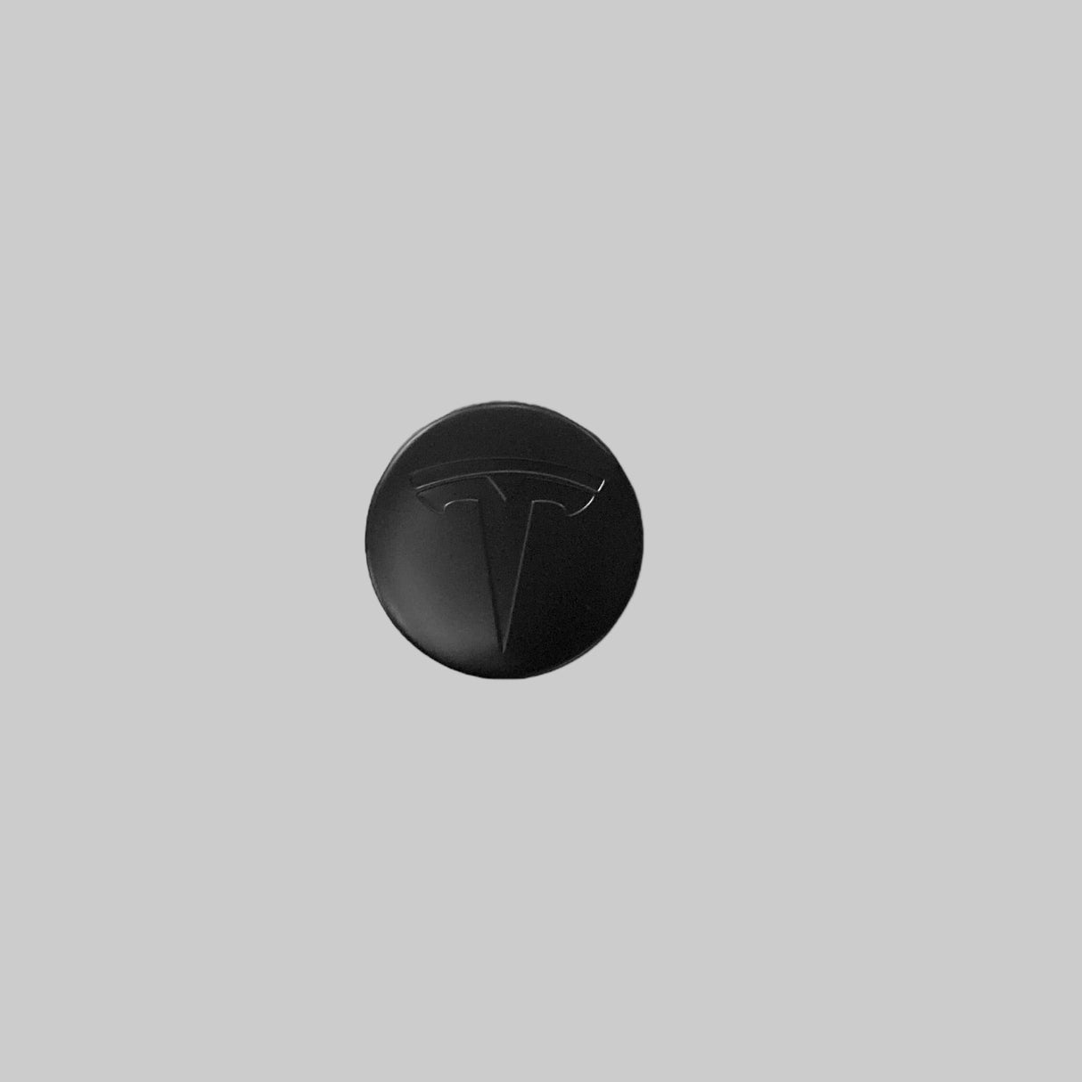 Navkapsel med en svart Tesla-logotyp