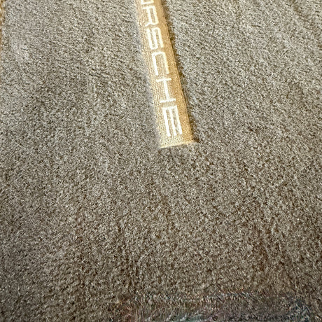 Efterbild av ren bilmatta med Porsche-logotyp efter användning av dammsugaren