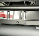 Detaljerad bild av hundgrind och montering till Tesla Model Y