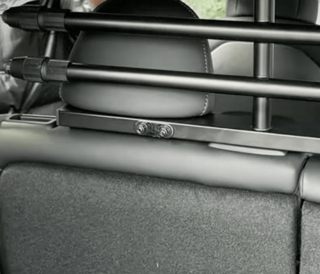 Hundgrind installerad i bilens bagageutrymme för säker transport av husdjur