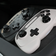 Vit och svart Jowua trådlös controller med trådlös laddning i bil