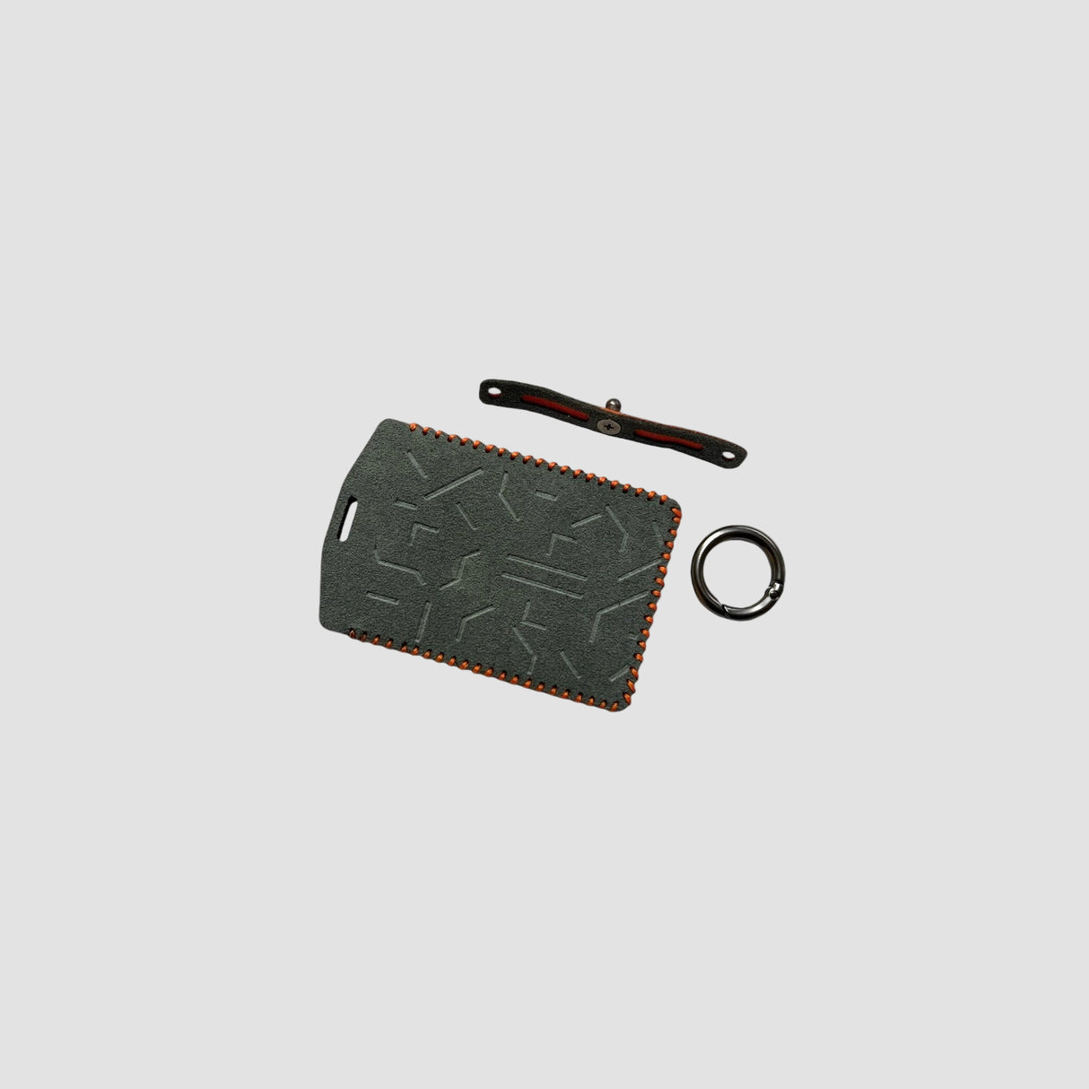 nyckelkortshållare till xpeng g6, i svart tyg med röd tråd. Uppdelad i flera delar.