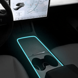 LED-remsa monterad i en Tesla med färgen turkosblå