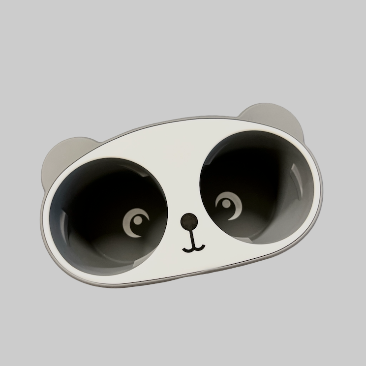 En kopphållare som liknar en panda. En rolig kopphållare att ha i bilen.