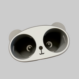 En kopphållare som liknar en panda. En rolig kopphållare att ha i bilen.
