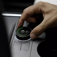Person justerar S3XY Knob till Tesla Model 3/Y med regen-display.