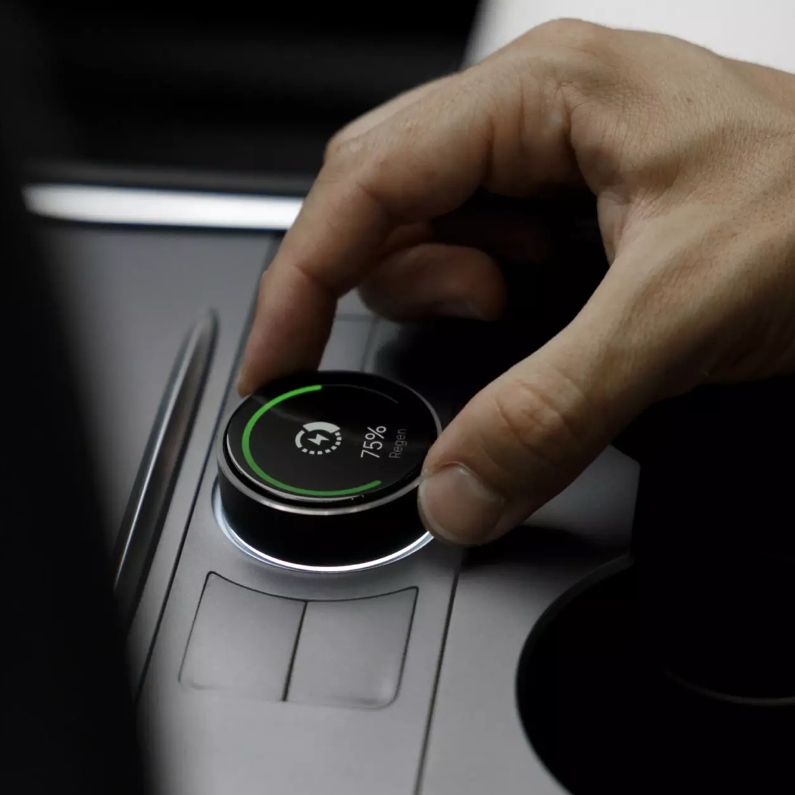 Person justerar S3XY Knob till Tesla Model 3/Y med regen-display.