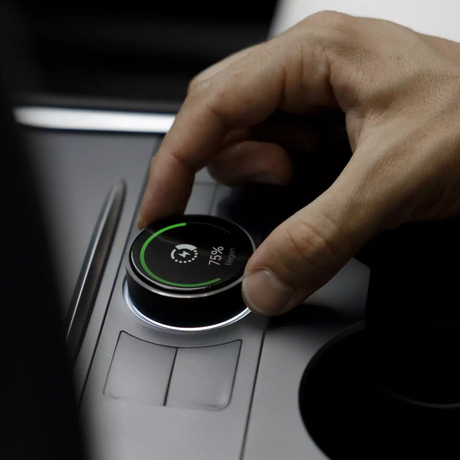 Person justerar S3XY Knob till Tesla Model 3/Y med regen-display.