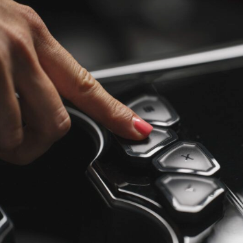 Hand trycker på S3XY-knapp för Tesla Tesla bil tillbehör