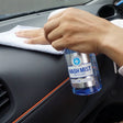 Soft99 Wash Mist interiörrengöring sprayas på bilens instrumentbräda, som sedan torkas av.