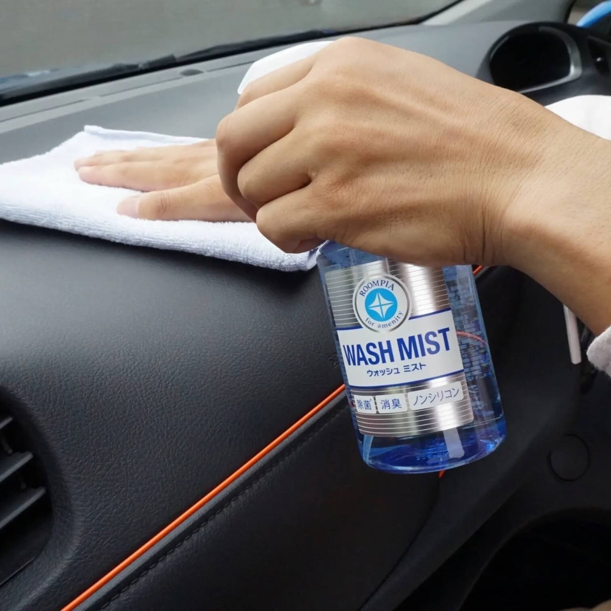 Soft99 Wash Mist interiörrengöring sprayas på bilens instrumentbräda, som sedan torkas av.