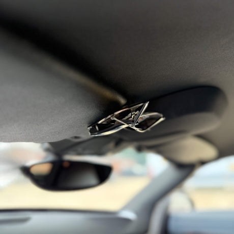 Monterad solglasögonhållare sedd från sidan.