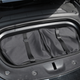Väskset med två svarta förvaringsväskor i Tesla Model Y frunk.