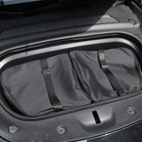 Väskset med två svarta förvaringsväskor i Tesla Model Y frunk.