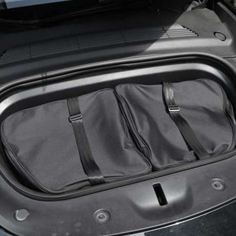 Väskset med två svarta förvaringsväskor i Tesla Model Y frunk.