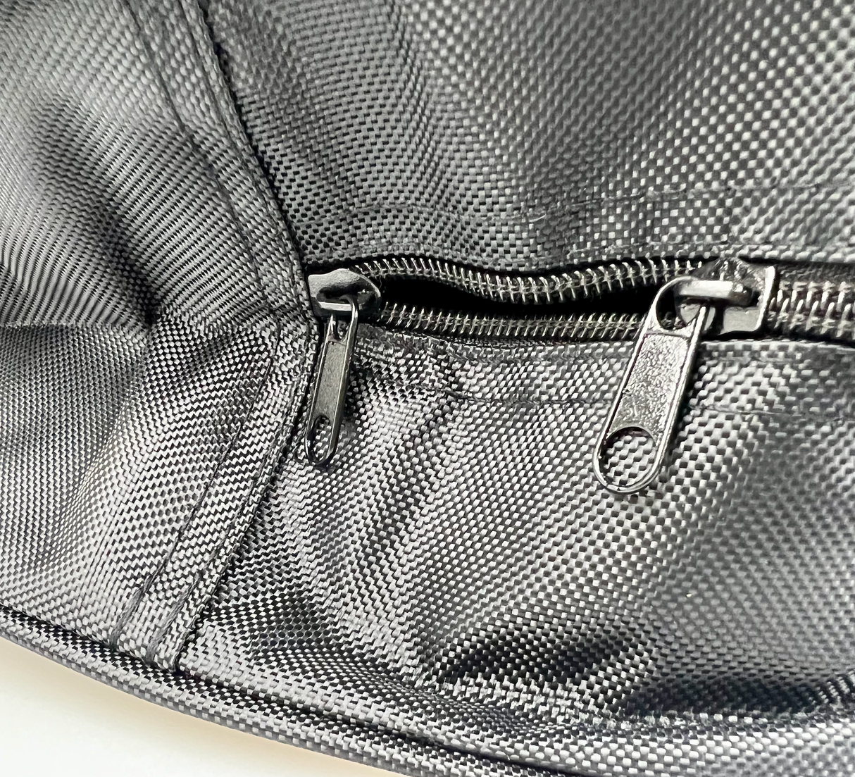 Detaljer av svart förvaringsväska för laddkabel med dragkedja