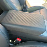Monterat armstödsöverdrag i en Tesla Model 3