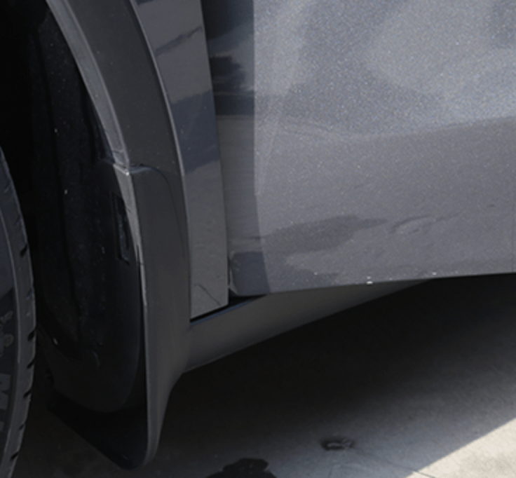 Stänkskydd på Tesla Model Y sedd från sidan.