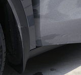 Stänkskydd på Tesla Model Y sedd från sidan.