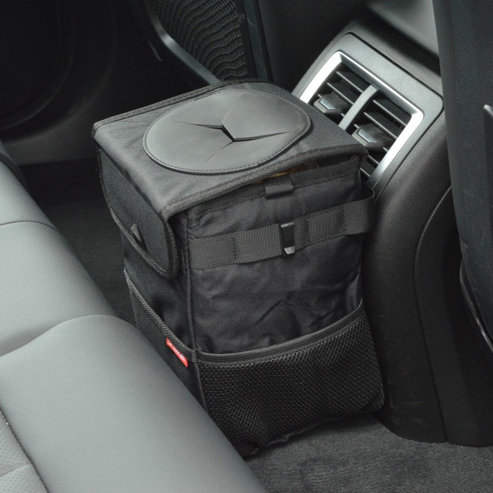 Svart bilavfallskorg från Car-Bags monterad på baksätet i en bil.