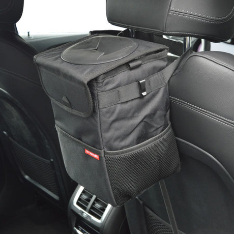 Soptunna från Car-Bags monterad på baksätet i en bil